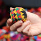 Pelota antiestrés de punto multicolor tipo «hacky sack» (6,35 cm de diámetro)