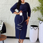 Elegante vestido ajustado con cuello redondo y volantes