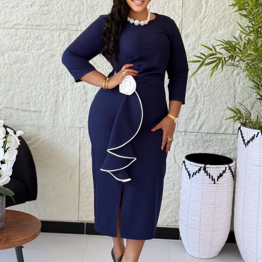 Elegante vestido ajustado con cuello redondo y volantes