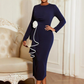Elegante vestido ajustado con cuello redondo y volantes