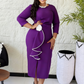 Elegante vestido ajustado con cuello redondo y volantes