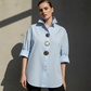 Camisa oversize con botones decorativos para mujer