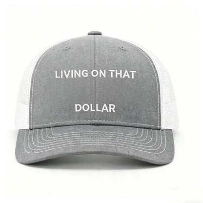 🧢 ¡AHORA CON UN 50 % DE DESCUENTO!🔥 Gorra de trabajo para exterior transpirable – Parte trasera de malla y cierre ajustable – Bordado «Living on that Dollar» – Gorra tipo trucker con protección solar