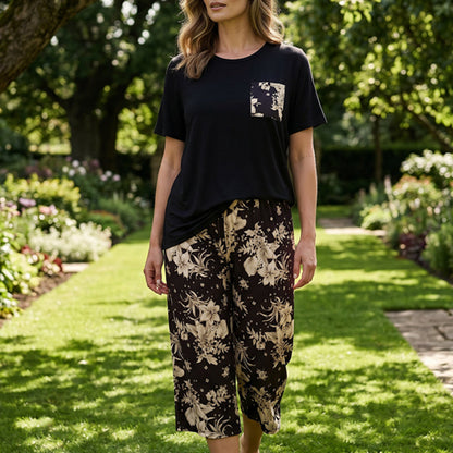 Conjunto de mujer compuesto por una camiseta informal de cuello redondo y unos pantalones capri