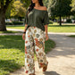 Conjunto de dos piezas para mujer: top con hombros al aire y pantalones estampados