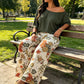 Conjunto de dos piezas para mujer: top con hombros al aire y pantalones estampados