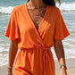 Mono corto informal de mujer con cuello en V y cordón ajustable