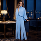 Conjunto de mujer compuesto por un top elegante con cuello alto tipo capa y pantalones de pierna ancha