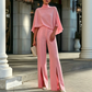 Conjunto de mujer compuesto por un top elegante con cuello alto tipo capa y pantalones de pierna ancha