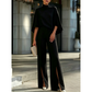 Conjunto de mujer compuesto por un top elegante con cuello alto tipo capa y pantalones de pierna ancha