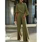 Conjunto de mujer compuesto por un top elegante con cuello alto tipo capa y pantalones de pierna ancha