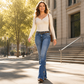 Jeans acampanados desgastados de talle alto para mujer
