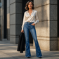 Jeans acampanados desgastados de talle alto para mujer