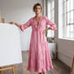 Vestido largo de mujer con volantes en cuello V y capas