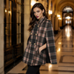 Abrigo capa para mujer con estampado de cuadros vintage